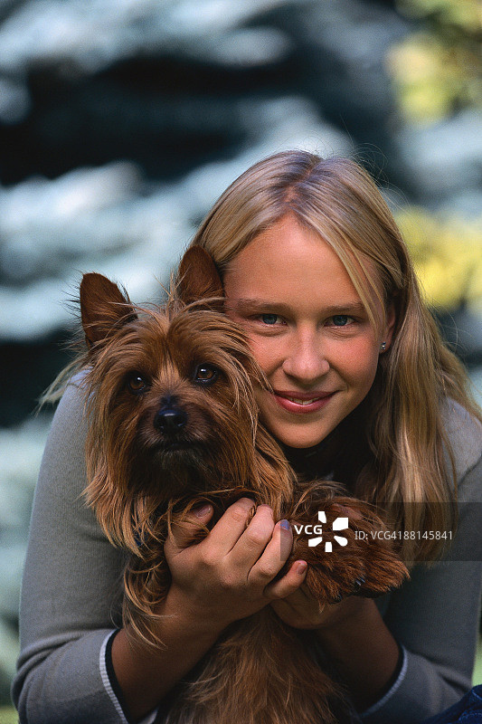 女孩抱着她的丝毛梗图片素材