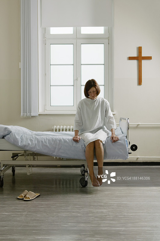 女人坐在医院病床上图片素材