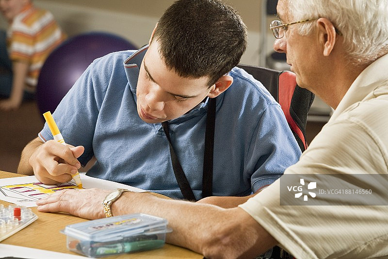 老年人与年轻人共度时光图片素材