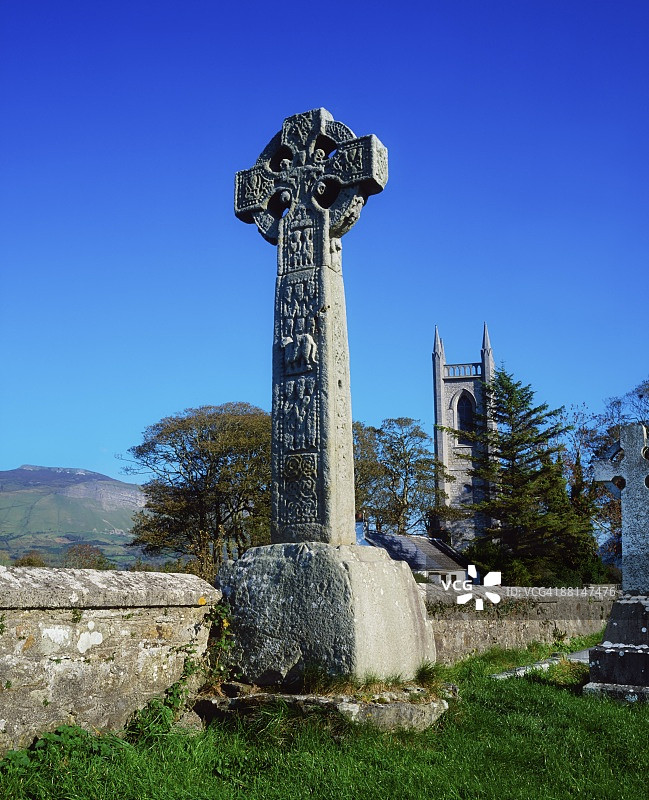 爱尔兰斯莱戈郡的High Cross和Drumcliffe教堂图片素材