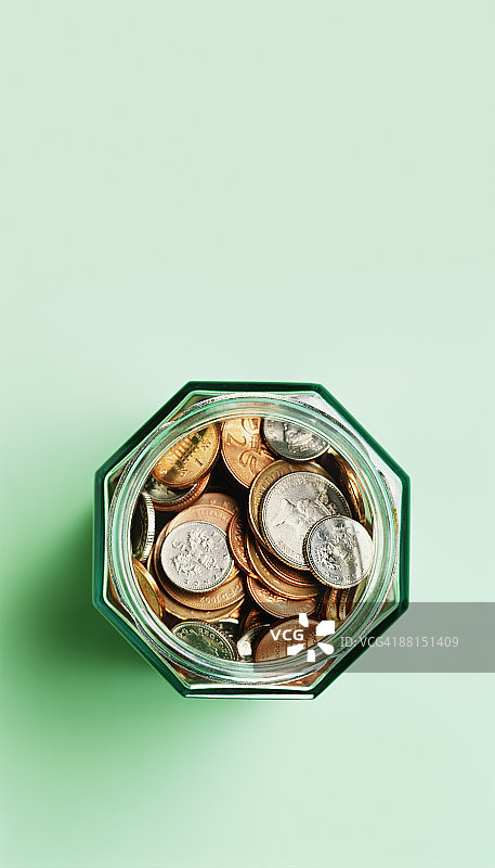 储蓄罐里的英镑硬币图片素材