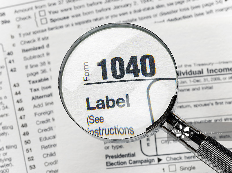 美国税务表格上的放大镜图片素材