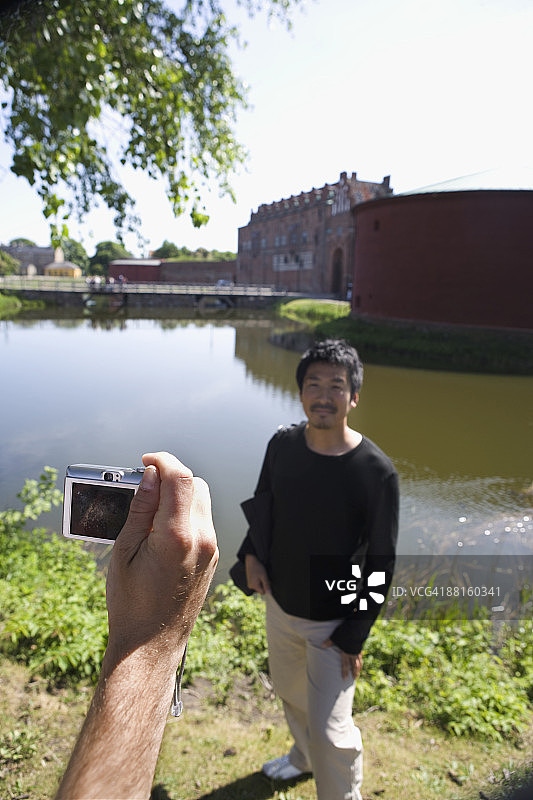 在瑞典马尔默的马尔默城堡前被拍照的男子图片素材
