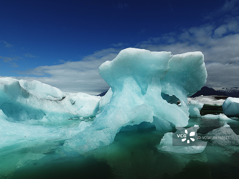 冰岛瓦特纳冰川的冰山和冰雕图片素材