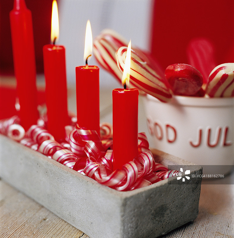 在瑞典，每个降临节星期日轮流点燃四根蜡烛的降临节烛台图片素材