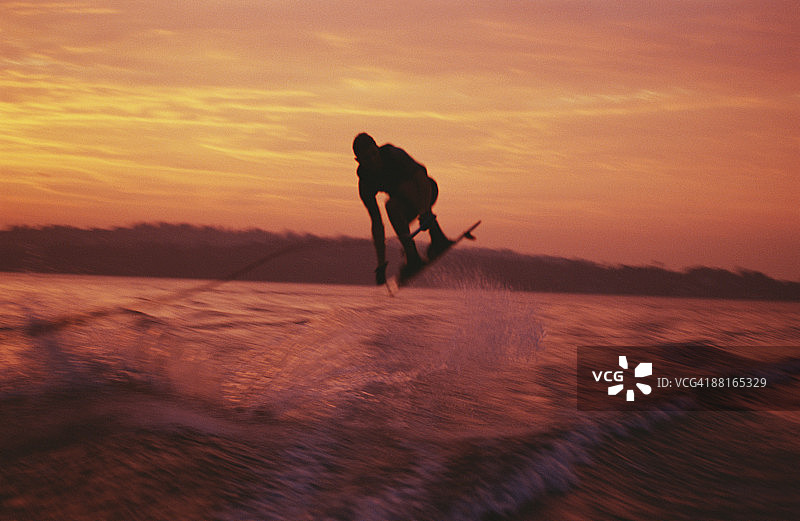 年轻男人玩尾波滑水图片素材