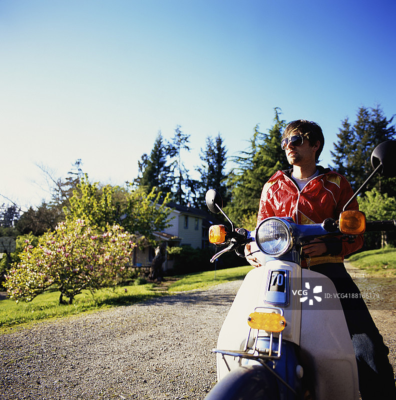 骑滑板车的男人图片素材