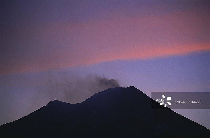 智利孔吉利奥国家公园亚伊马火山的烟雾图片素材