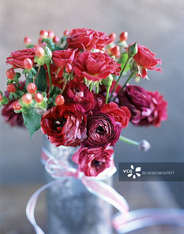 花瓶中的红色玫瑰图片素材