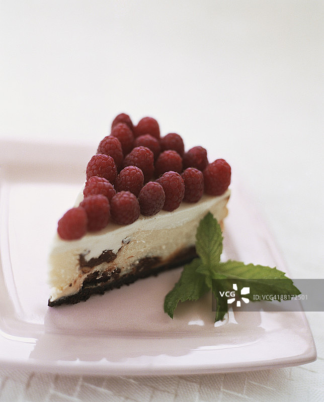 覆盆子巧克力芝士蛋糕切片图片素材