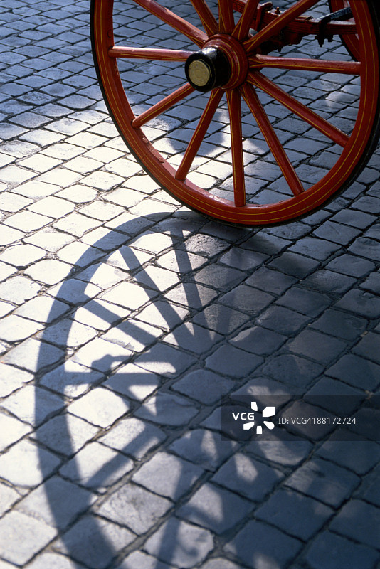 鹅卵石街道上的货车车轮和阴影，意大利罗马威尼斯广场图片素材