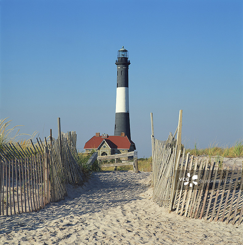 带沙路的灯塔图片素材