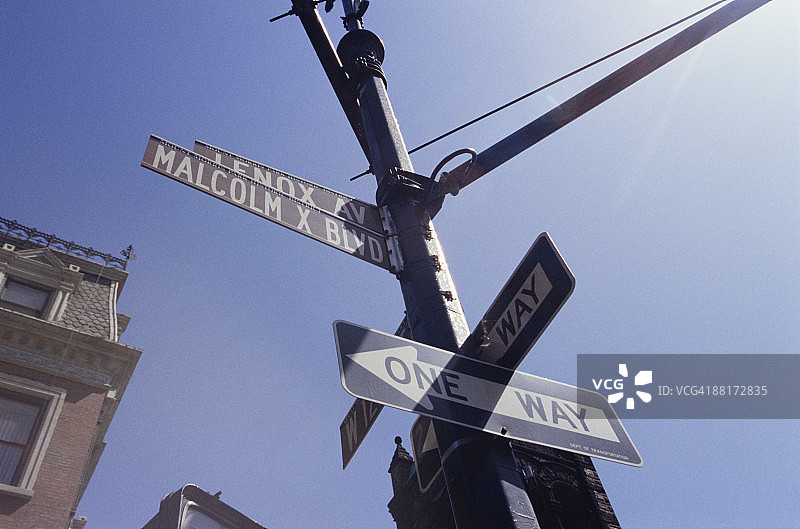 纽约哈莱姆区街道标志图片素材