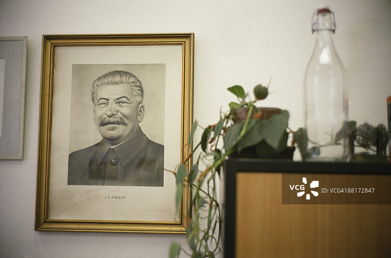家中悬挂的约瑟夫·斯大林照片图片素材