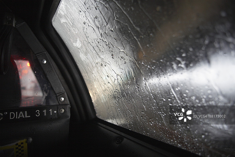 车窗上的雨图片素材
