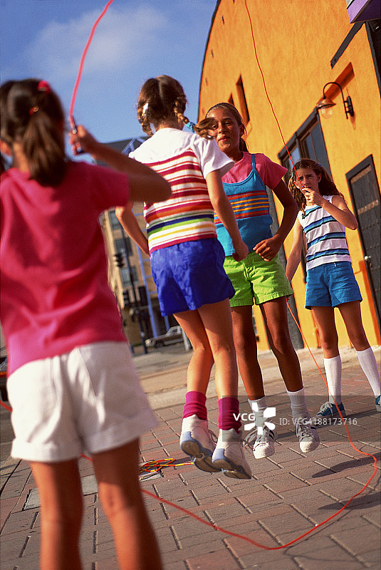 在操场上跳绳的女孩们图片素材