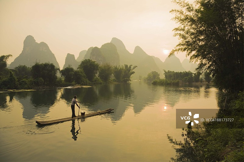 在玉龙河上漂流的人图片素材