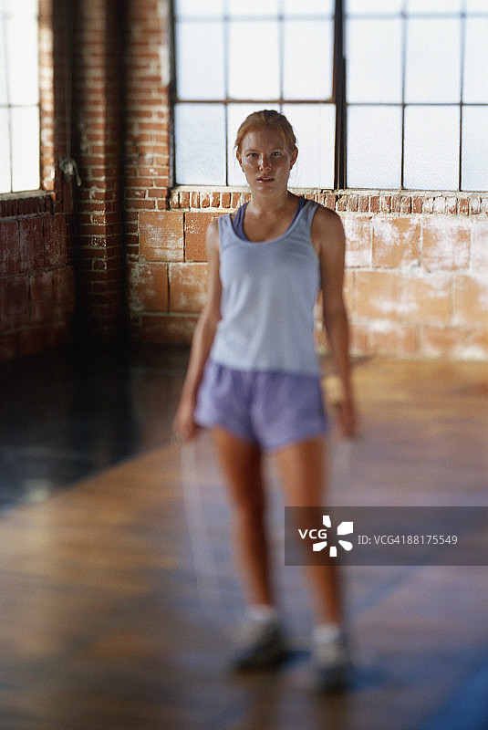 拿着跳绳的女人图片素材