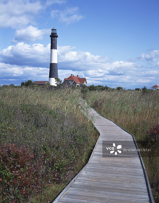 带小路的灯塔图片素材