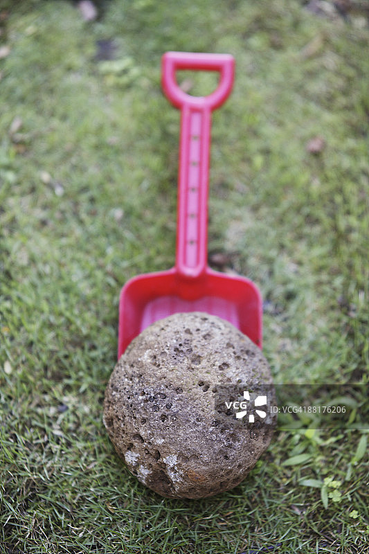 带岩石的铲子图片素材