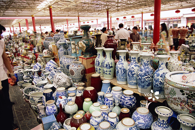 中国北京潘家园周末市场上的陶器图片素材
