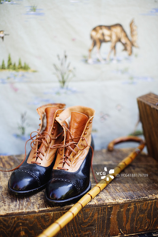 旧式鞋子和手杖图片素材