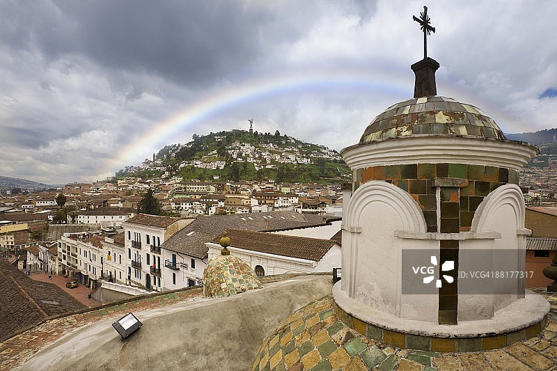 厄瓜多尔基多村庄上空的彩虹图片素材