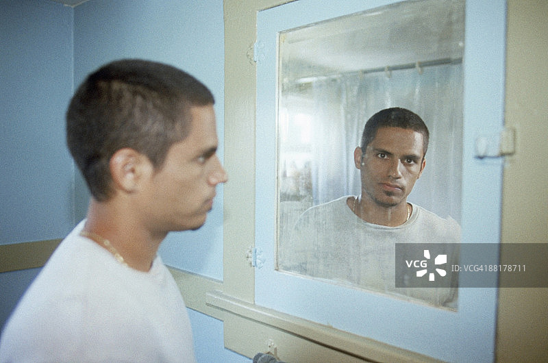 照着浴室镜子的男人图片素材