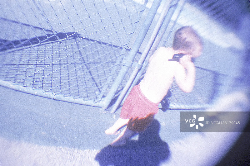 男孩用无绳电话交谈图片素材