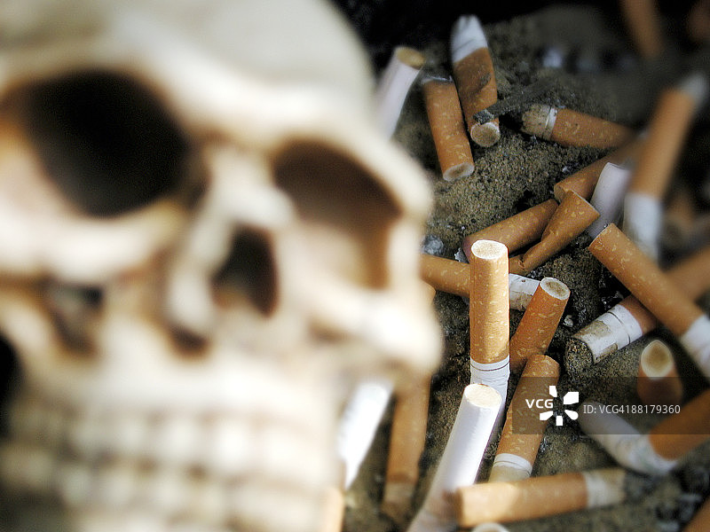 人类头骨和烟头图片素材