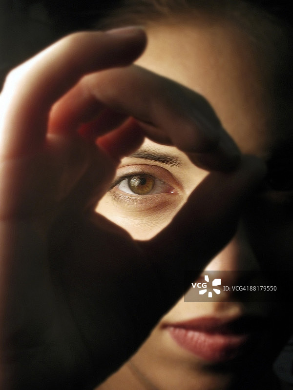 女人透过手指圈看图片素材