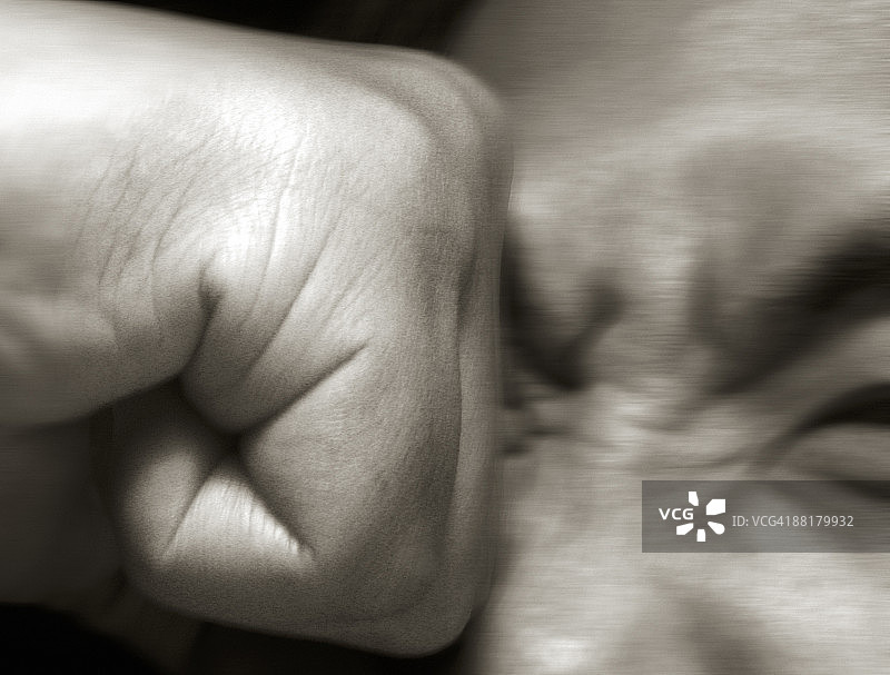 拳头打在男人眼睛上图片素材