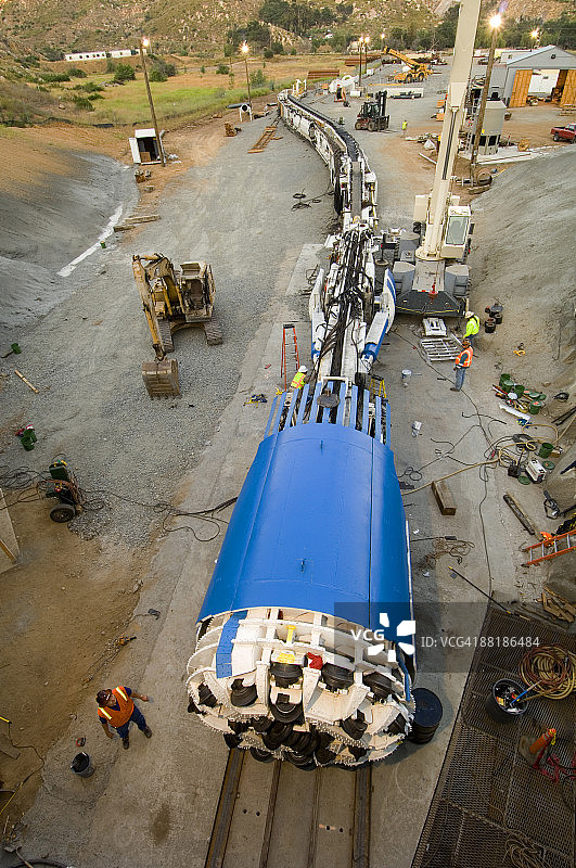 工人检查隧道掘进机图片素材