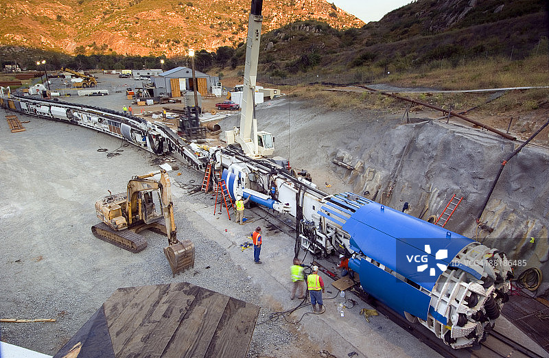 工人检查隧道掘进机图片素材
