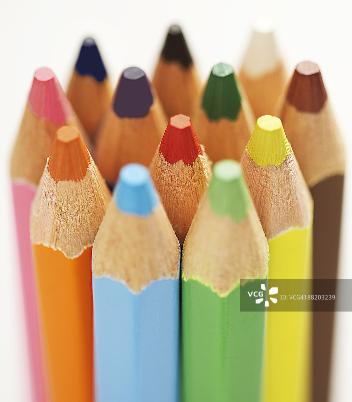 12支彩色蜡笔特写图片素材