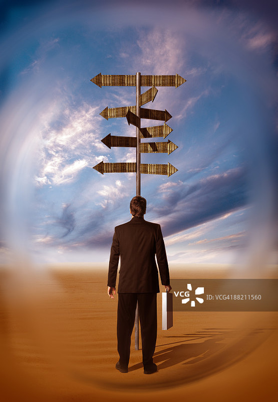 面对指示牌的商人图片素材