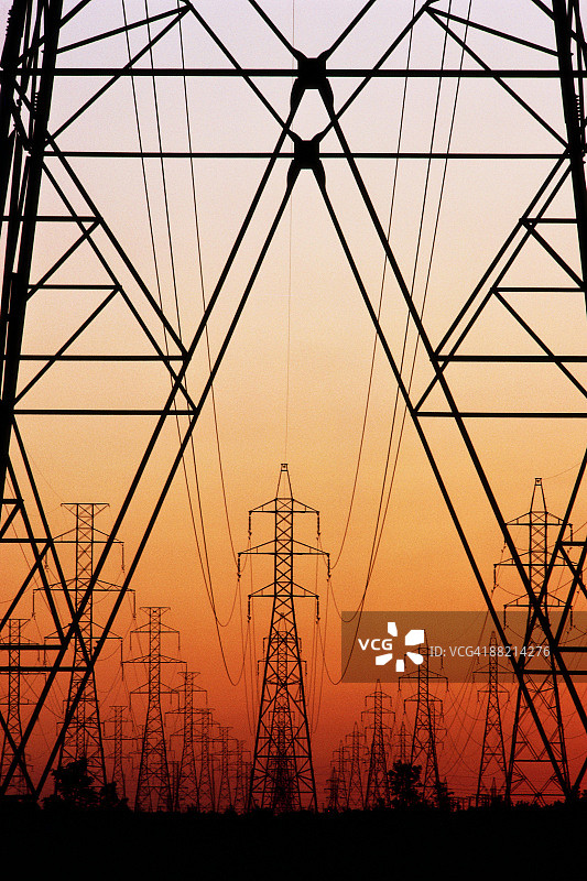 暮色下的输电塔图片素材