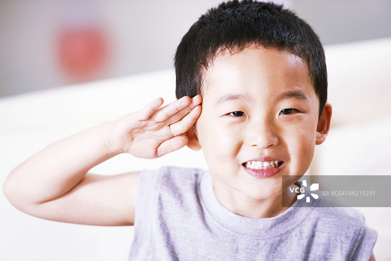 敬礼的男孩图片素材