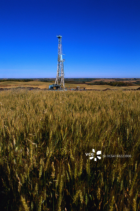 钻井平台与麦田图片素材