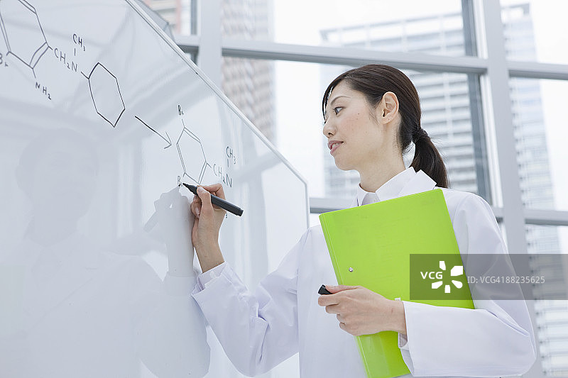 女科学家写下分子结构图片素材