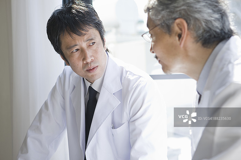 医生坐着交谈图片素材