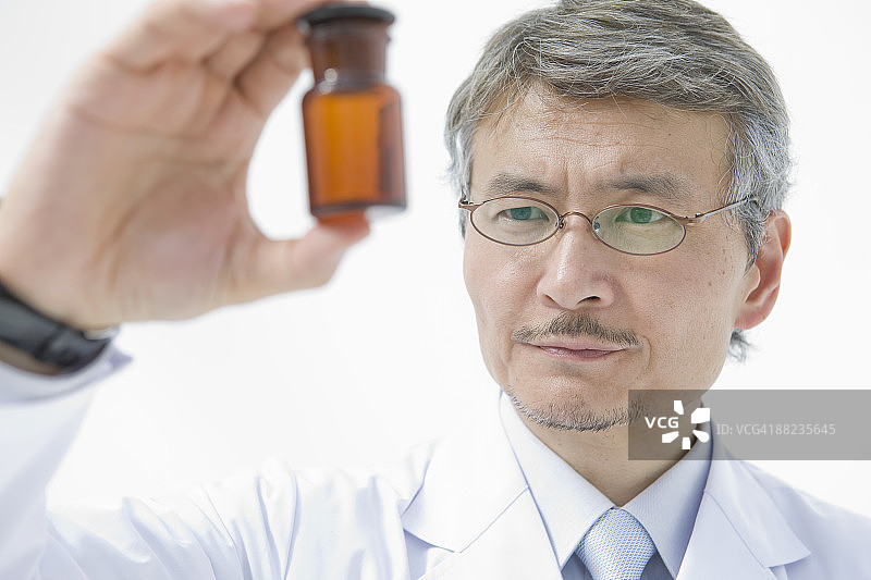 男科学家正在观察瓶子图片素材