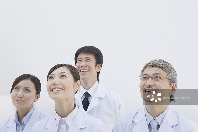 抬头仰望的科研人员图片素材