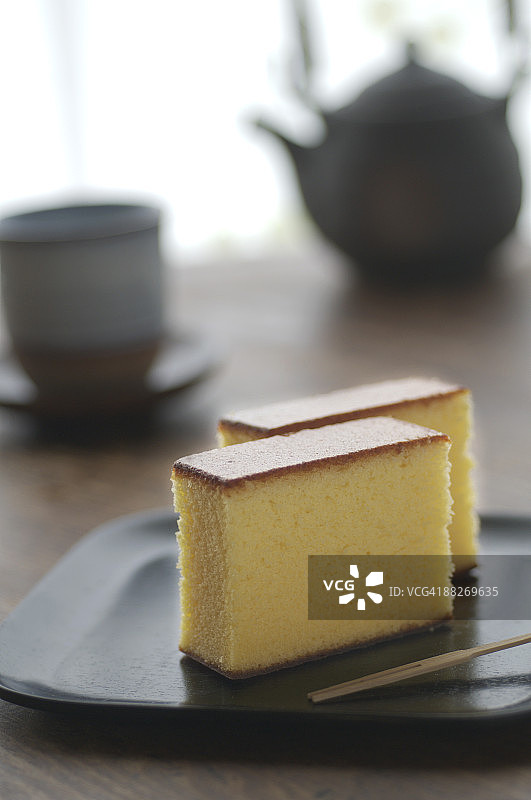 漆器上的日式海绵蛋糕和茶具图片素材