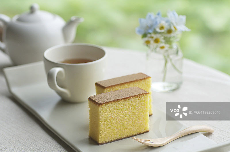 日式海绵蛋糕与茶具图片素材