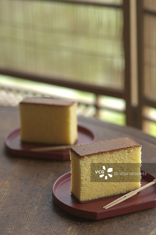 木制圆桌上的日式海绵蛋糕图片素材