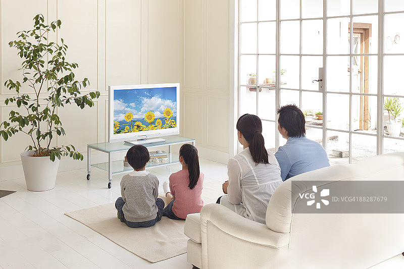 一家人在客厅看电视图片素材