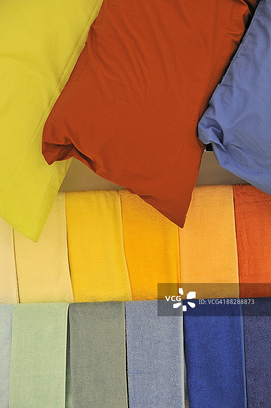 各种颜色的毛巾和枕套图片素材