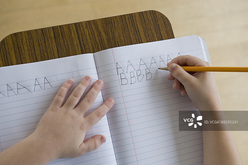 男孩在教室里写信图片素材