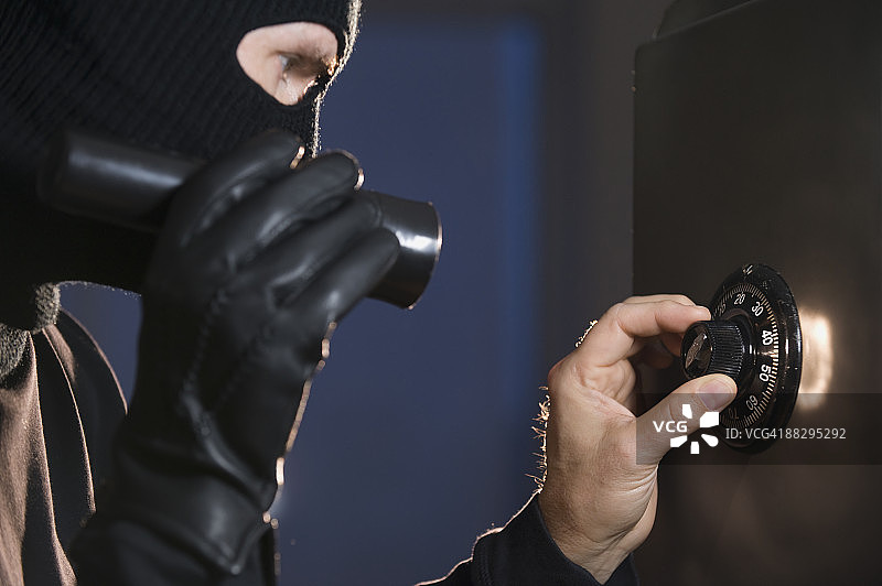 窃贼正在撬保险柜图片素材